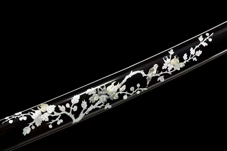 Katana Tori en acier T10 à hamon, saya noir au motif de branche, vue 6