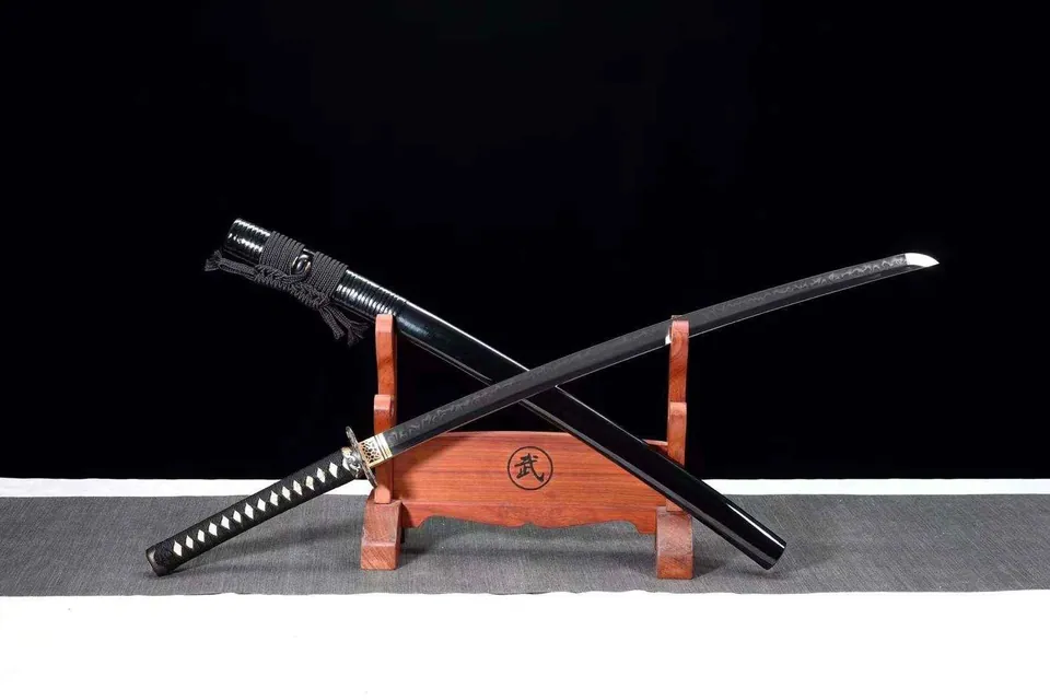 Katana Tsuyo en acier T10 avec hamon, tsuba en laiton massif, vue 2