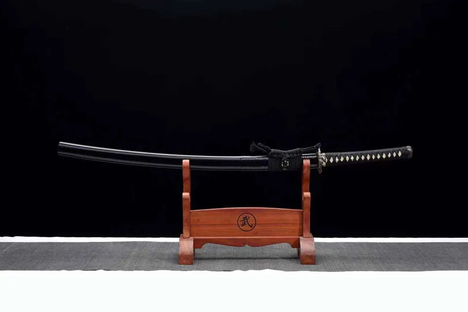 Katana Tsuyo en acier T10 avec hamon, tsuba en laiton massif, vue 3