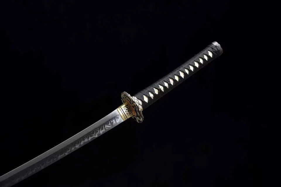 Katana Tsuyo en acier T10 avec hamon, tsuba en laiton massif, vue 7