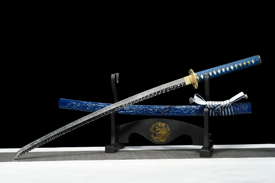 Katana Umi en acier T10, hamon complexe, saya bleu sculpté au dragon, vue 2