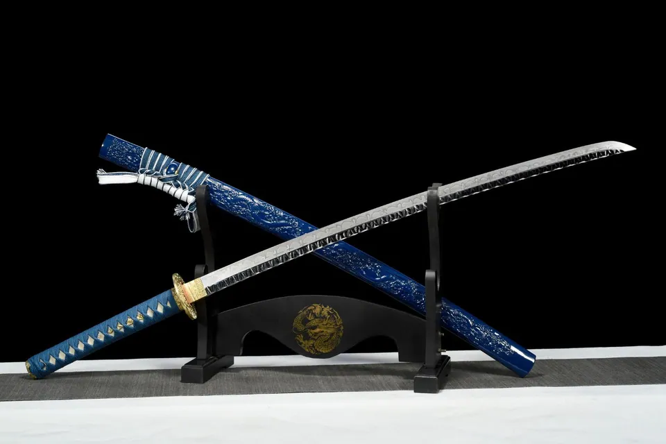 Katana Umi en acier T10, hamon complexe, saya bleu sculpté au dragon, vue 3
