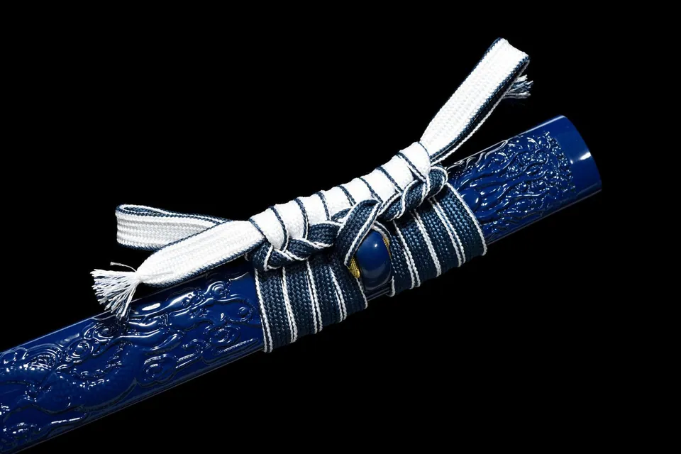 Katana Umi en acier T10, hamon complexe, saya bleu sculpté au dragon, vue 4