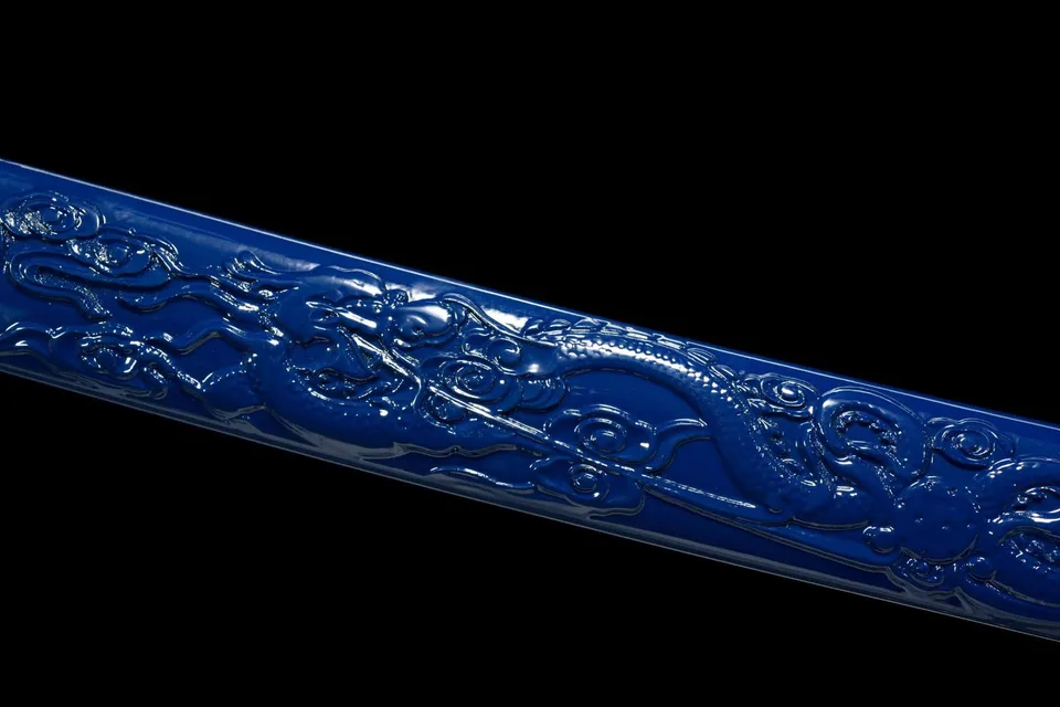 Katana Umi en acier T10, hamon complexe, saya bleu sculpté au dragon, vue 5