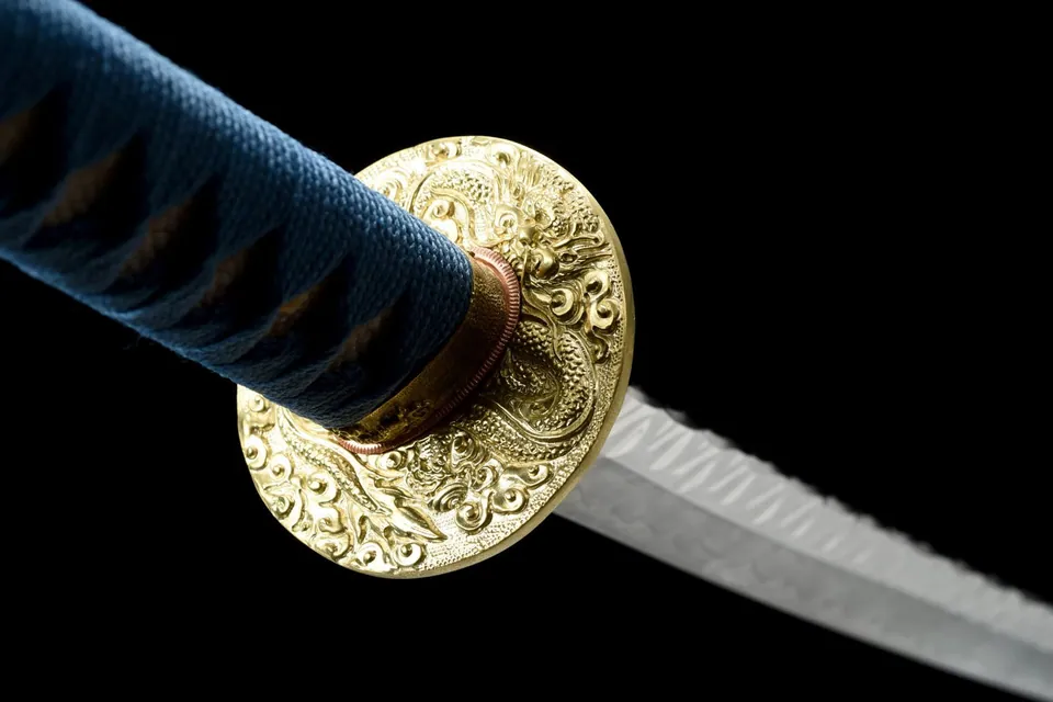 Katana Umi en acier T10, hamon complexe, saya bleu sculpté au dragon, vue 6