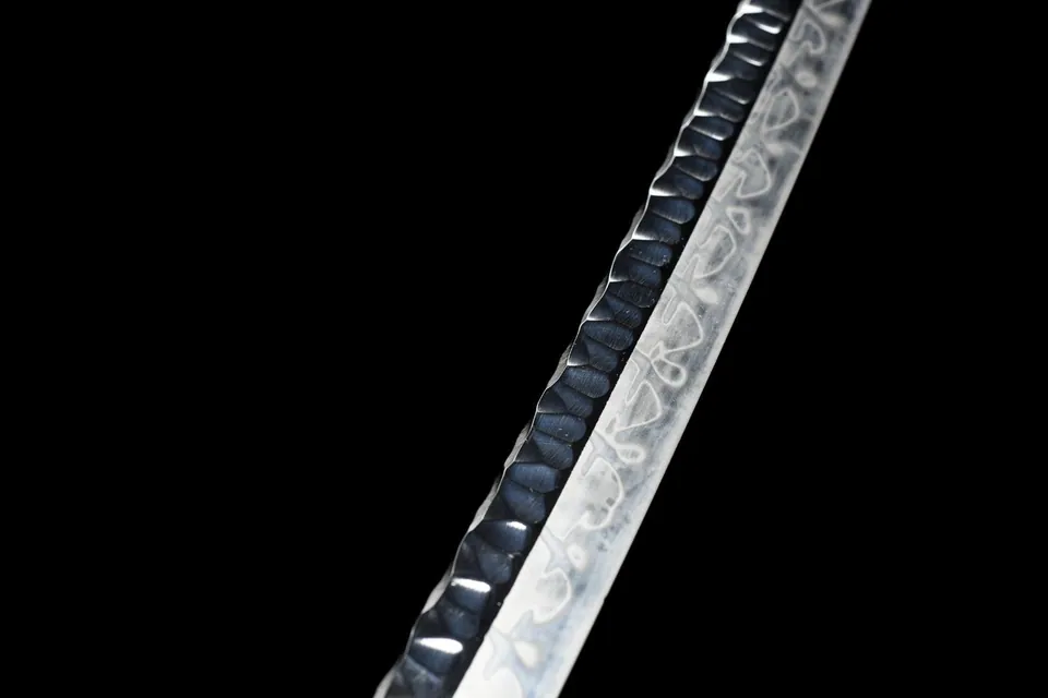 Katana Umi en acier T10, hamon complexe, saya bleu sculpté au dragon, vue 7
