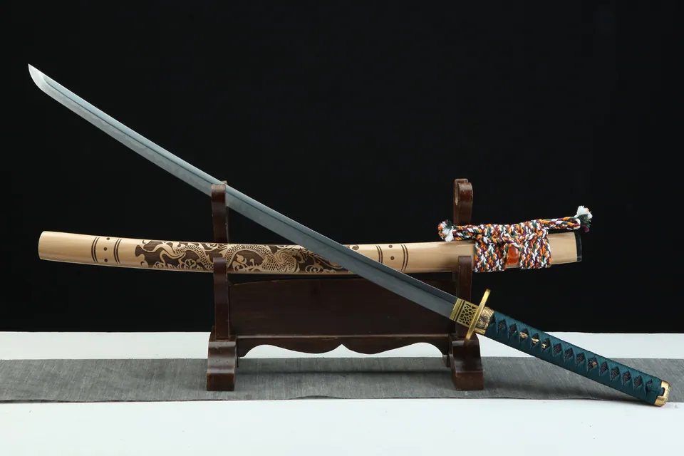Katana Watatsumi en acier T10 avec hamon, saya laqué au dragon, vue 2