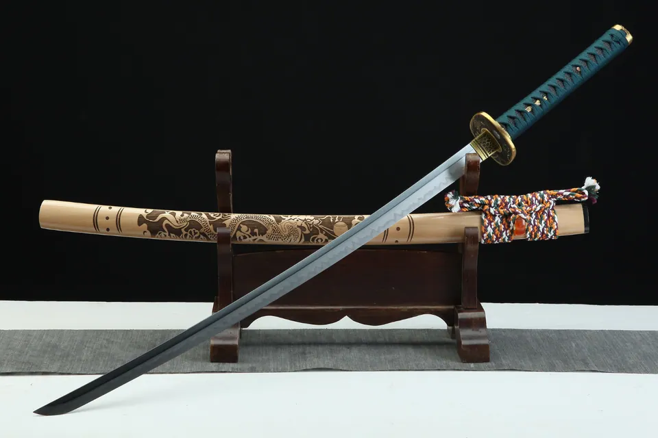 Katana Watatsumi en acier T10 avec hamon, saya laqué au dragon, vue 3