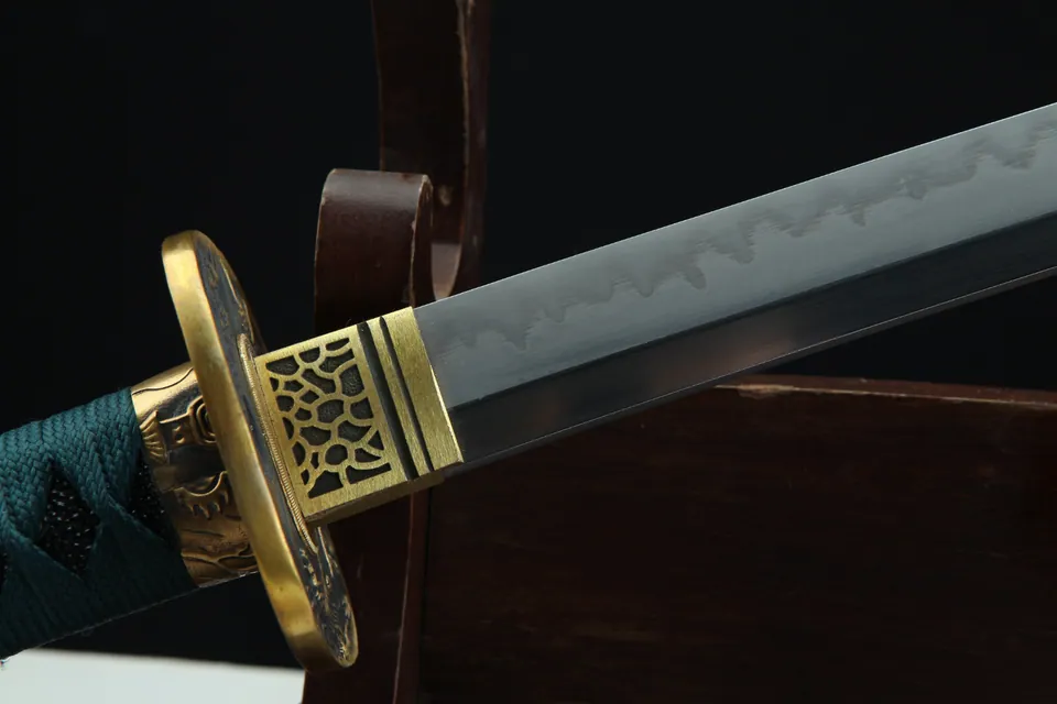 Katana Watatsumi en acier T10 avec hamon, saya laqué au dragon, vue 4