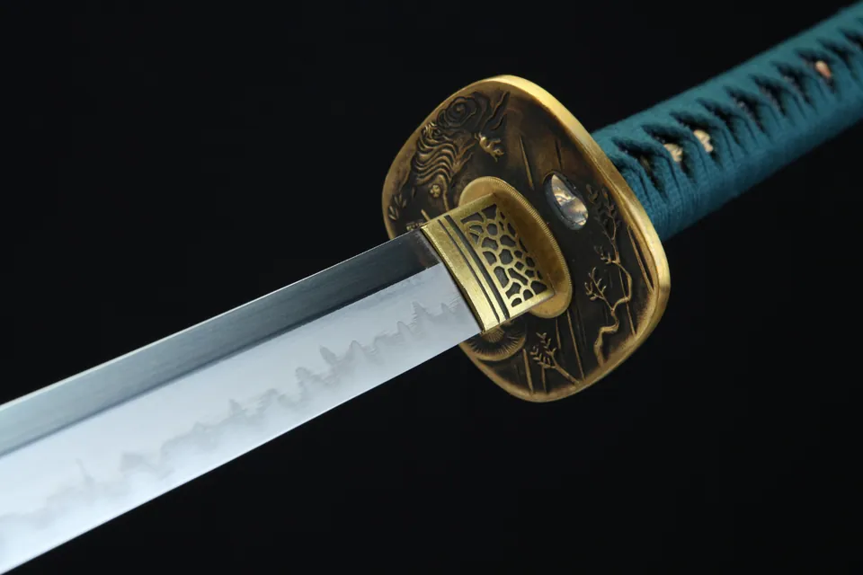 Katana Watatsumi en acier T10 avec hamon, saya laqué au dragon, vue 5
