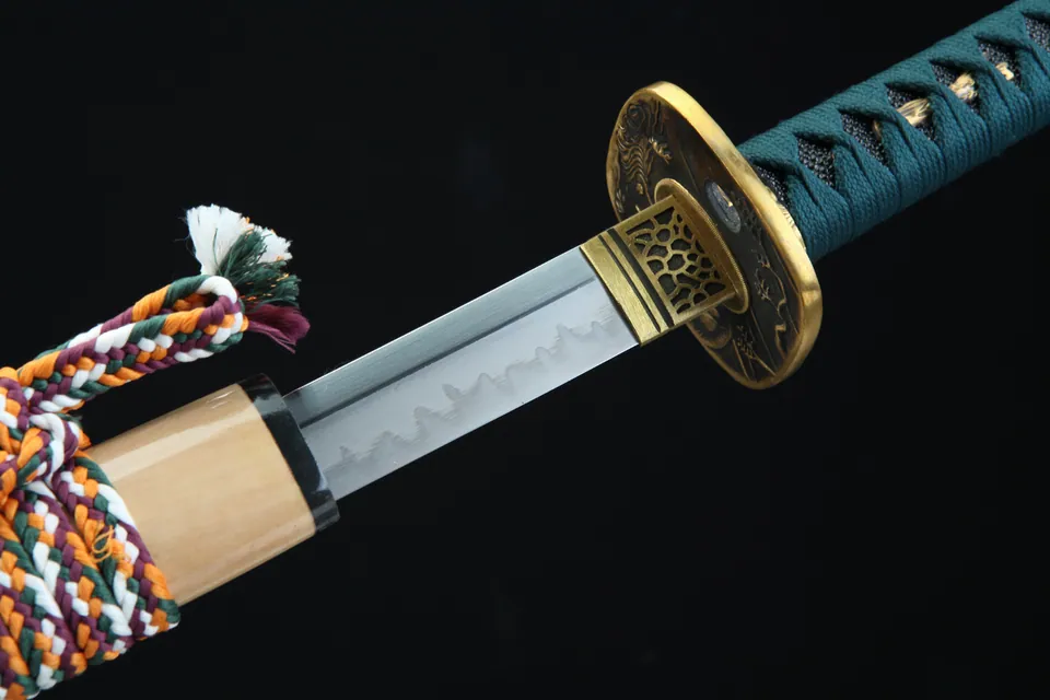 Katana Watatsumi en acier T10 avec hamon, saya laqué au dragon, vue 6