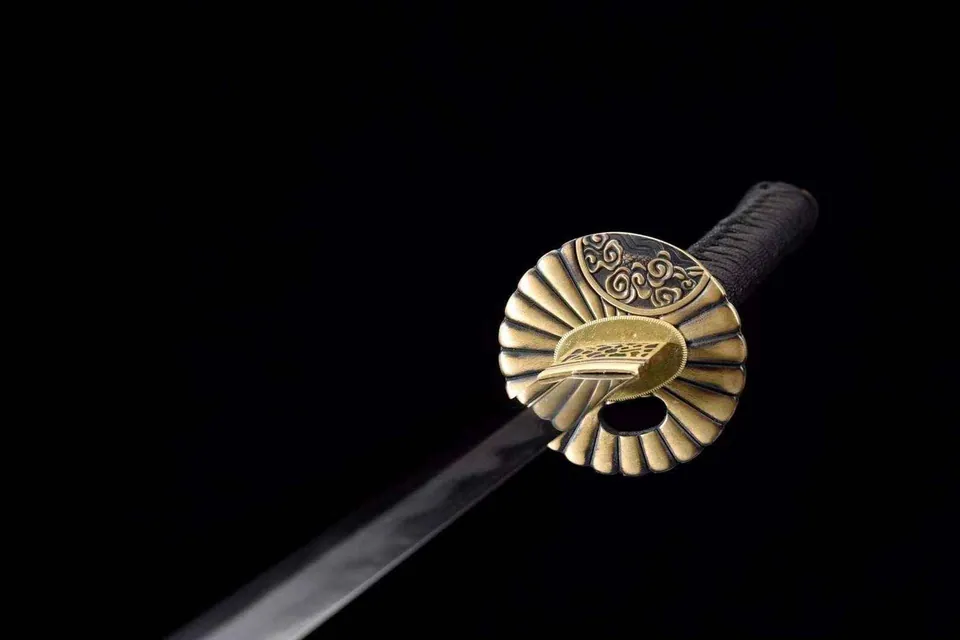Katana Yami en acier damas avec hamon, tsuka en peau de poisson, vue 3