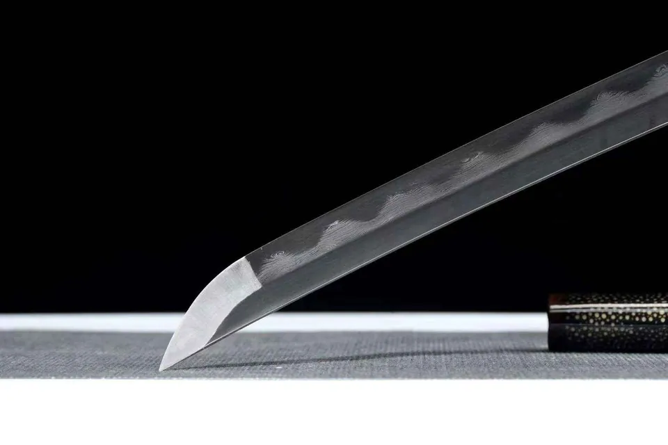 Katana Yami en acier damas avec hamon, tsuka en peau de poisson, vue 4