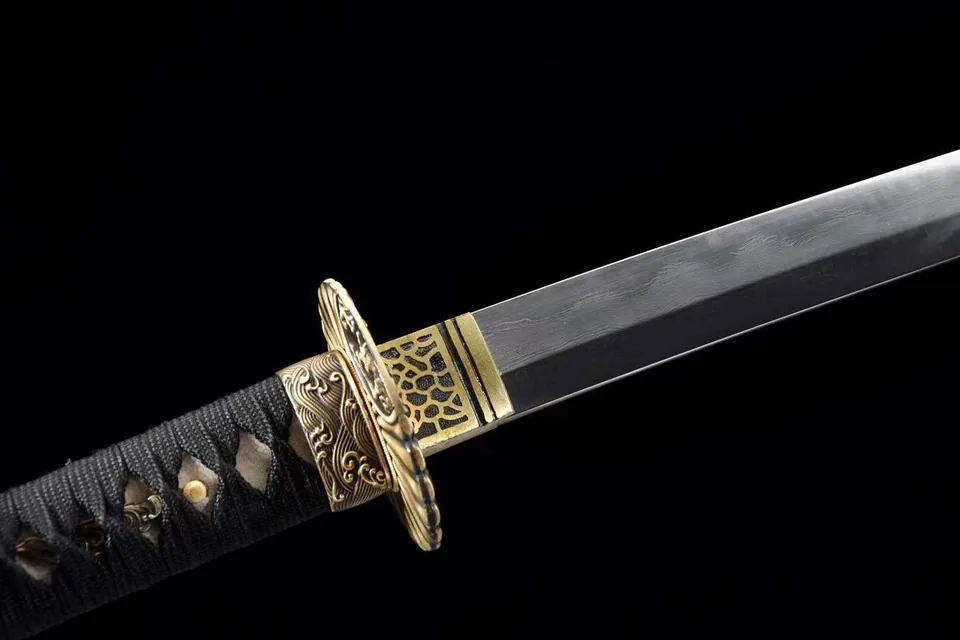 Katana Yami en acier damas avec hamon, tsuka en peau de poisson, vue 5
