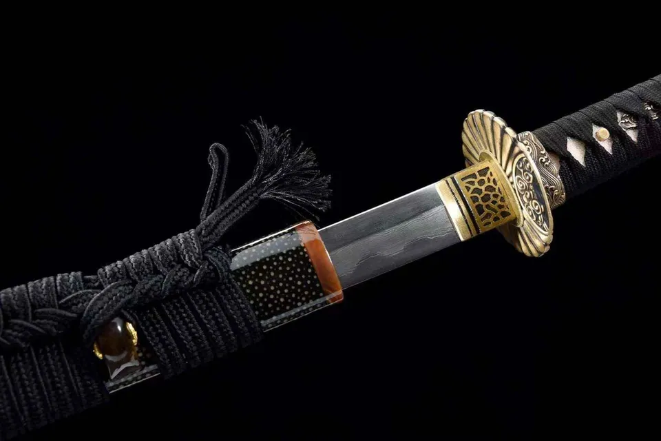 Katana Yami en acier damas avec hamon, tsuka en peau de poisson, vue 6