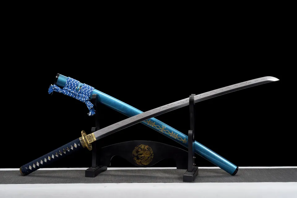 Katana Yonaguni en acier T10, hamon croisé, saya bleu clair laqué, vue 2