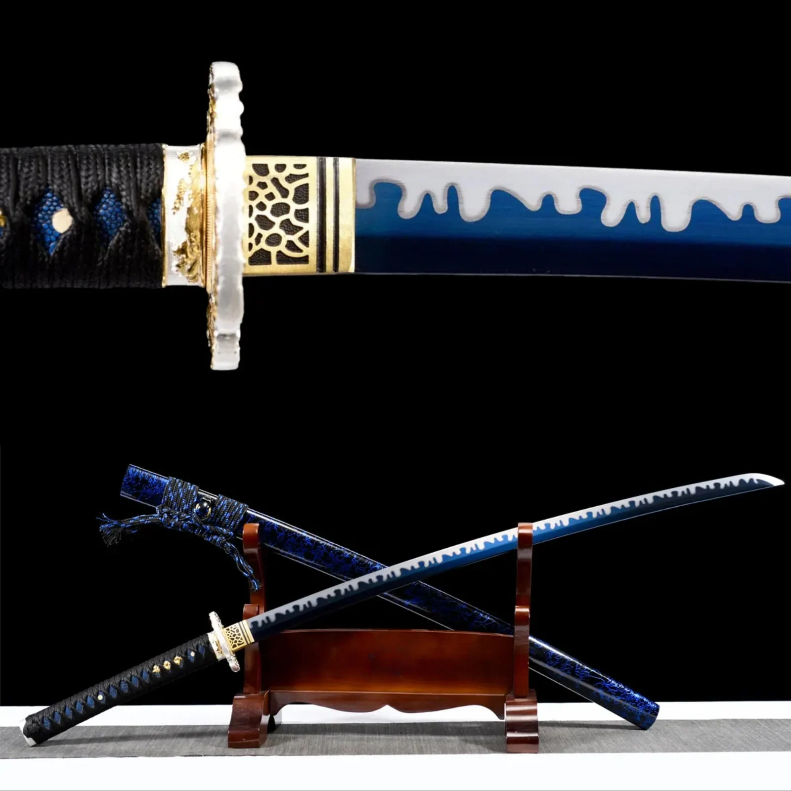 Katana Yoru en acier manganèse, lame bleue inspirée de One Piece, photo de couverture du guide « Histoire du katana japonais : des origines à nos jours »