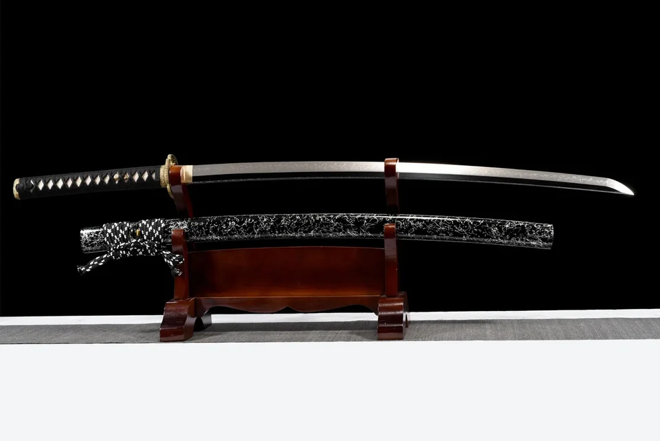 Katana Yozora en acier T10 à hamon, saya noire éclaboussée de blanc, acier t10 · hamon