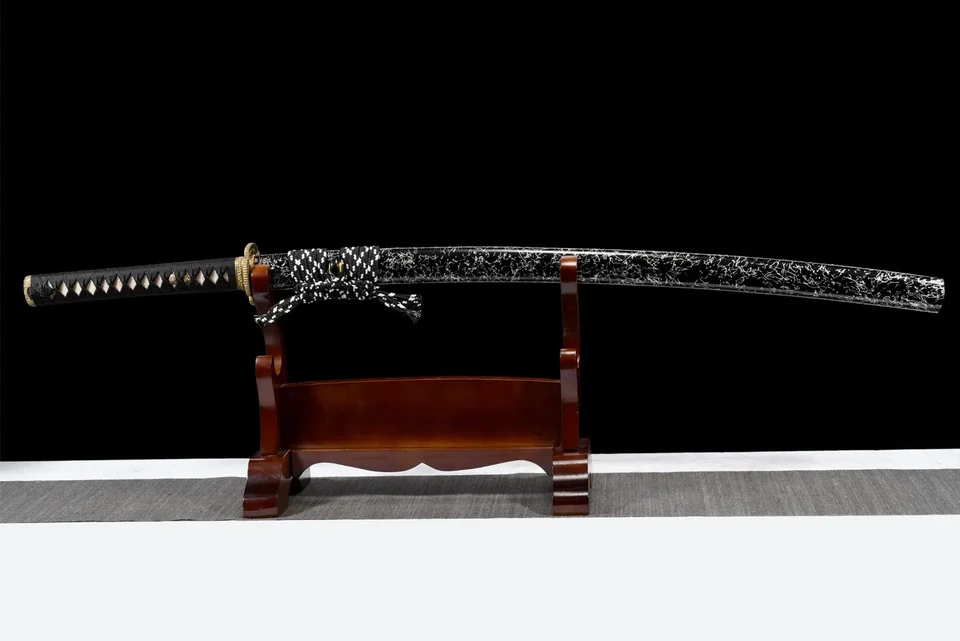 Katana Yozora en acier T10 à hamon, saya noire éclaboussée de blanc, vue 2
