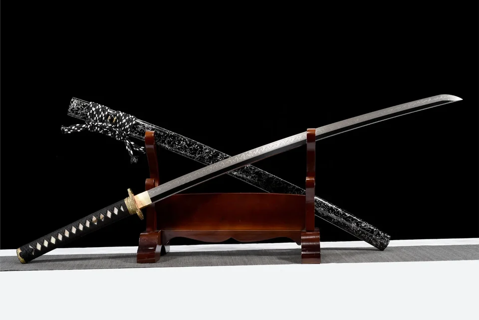 Katana Yozora en acier T10 à hamon, saya noire éclaboussée de blanc, vue 3