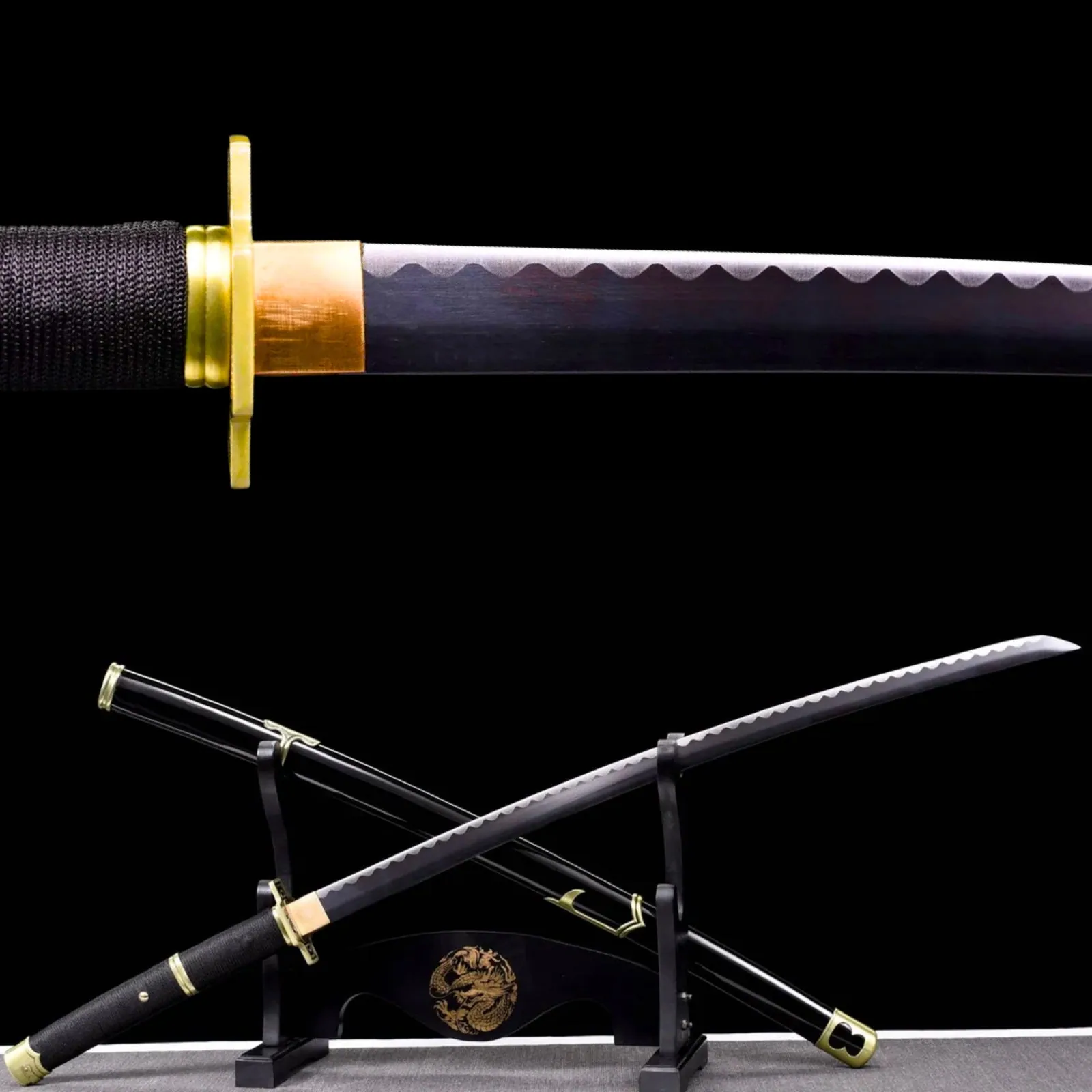 Katana Yubashiri Zoro One Piece en acier 1060, tsuba en fer, photo de couverture du guide « Sabres de One Piece : Yoru, Wado Ichimonji, Enma, Kikoku et les autres »