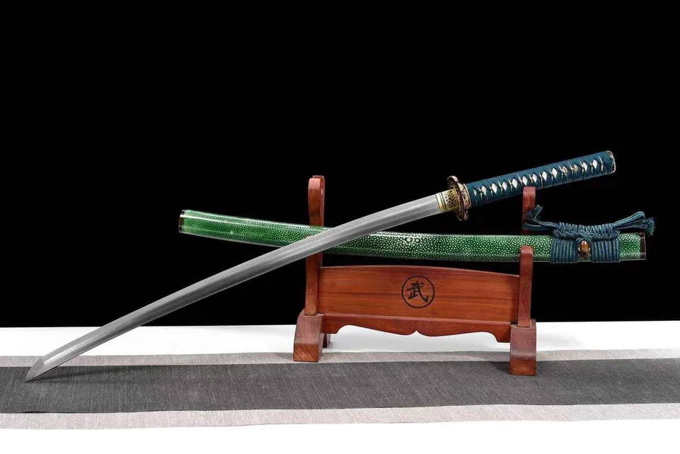 Katana Yūkan'na en acier kobuse, saya verte gainée de galuchat, vue 2