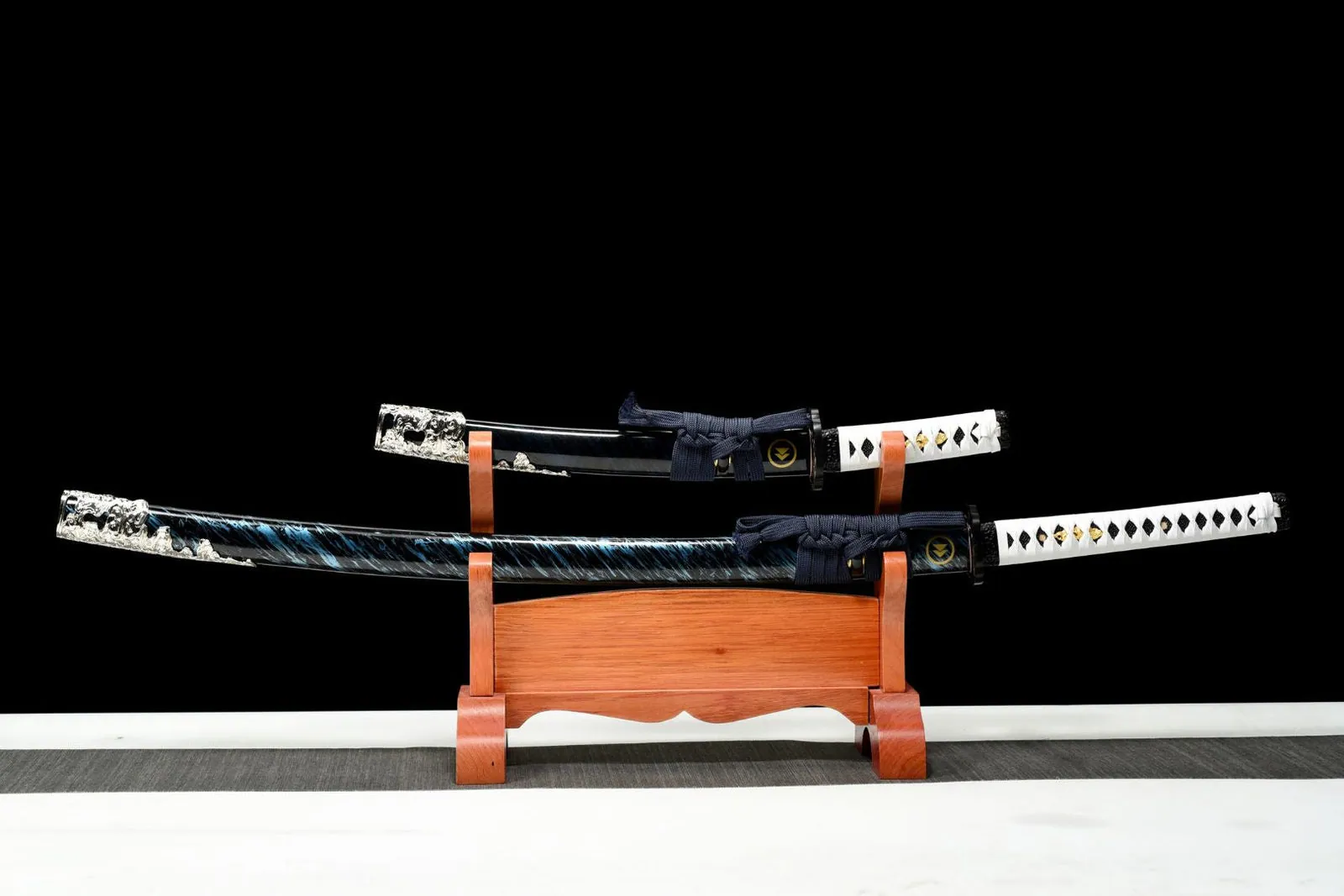 Katana et tantō inspirés de Ghost of Tsushima, acier T10, en kit, photo de couverture du guide « Katanas d'Elden Ring : Moonveil, Rivers of Blood et autres lames »