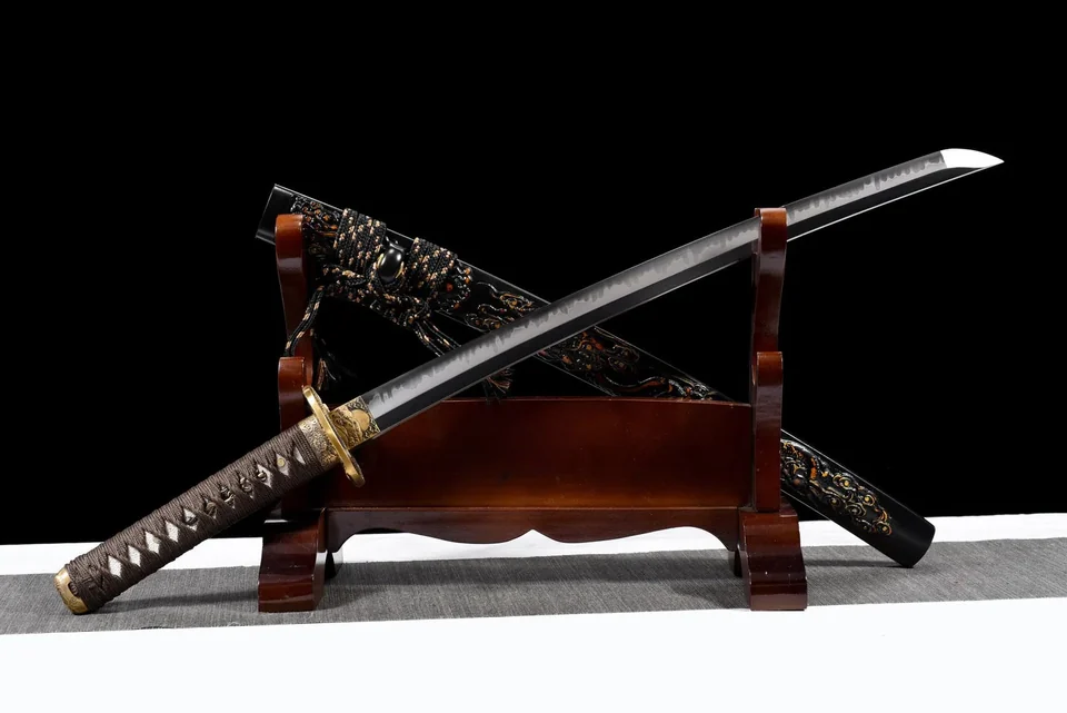 Wakizashi Kokuryū en acier T10, saya noire et dragons dorés gravés, acier t10 · hamon