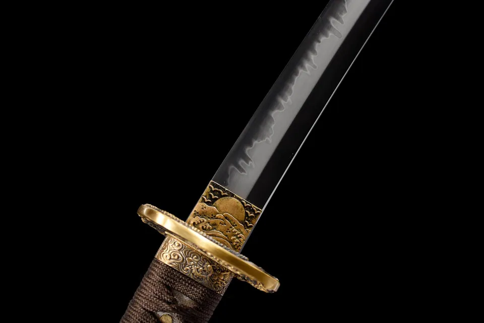 Wakizashi Kokuryū en acier T10, saya noire et dragons dorés gravés, vue 5