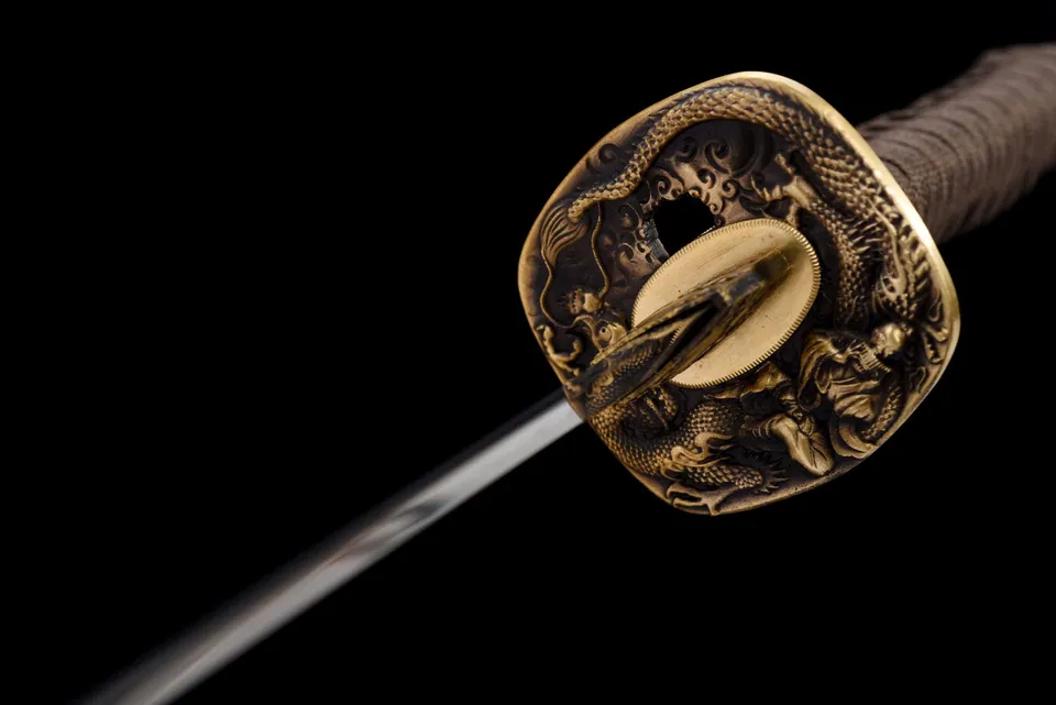 Wakizashi Kokuryū en acier T10, saya noire et dragons dorés gravés, vue 8