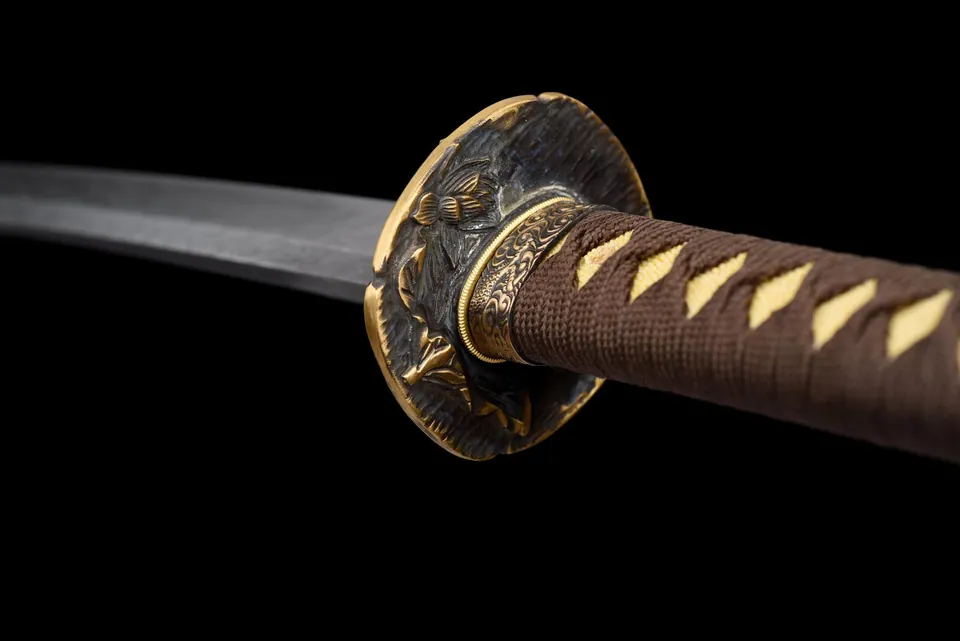 Katana Kōyō en acier de Damas, saya brun-doré et tsuba à fleurs, vue 6