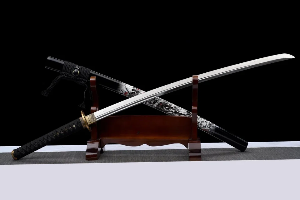 Katana Kurotatsu en acier de Damas, saya noire à dragon blanc et rouge, acier damas