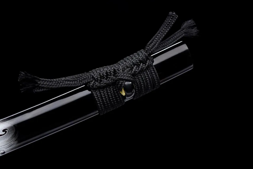 Katana Kurotatsu en acier de Damas, saya noire à dragon blanc et rouge, vue 2