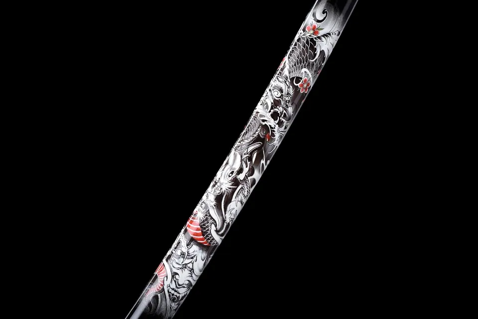 Katana Kurotatsu en acier de Damas, saya noire à dragon blanc et rouge, vue 3