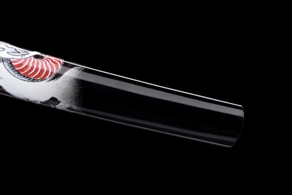 Katana Kurotatsu en acier de Damas, saya noire à dragon blanc et rouge, vue 4