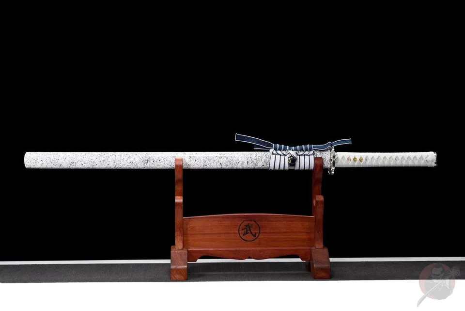 Ninjatō Fuyu en acier carbone bleu, fourreau laqué blanc, vue 2