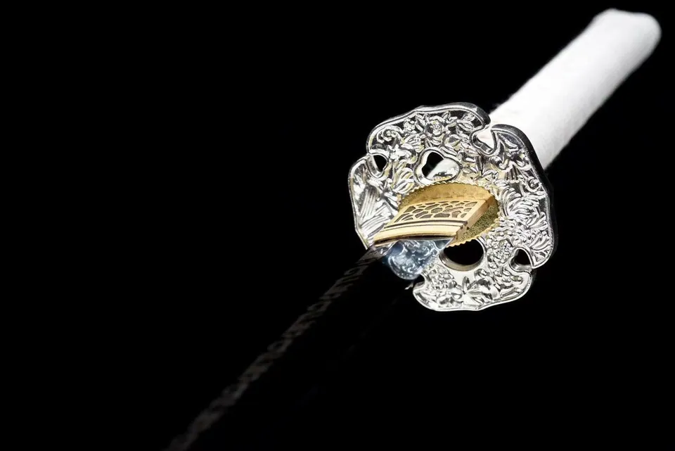 Ninjatō Fuyu en acier carbone bleu, fourreau laqué blanc, vue 5