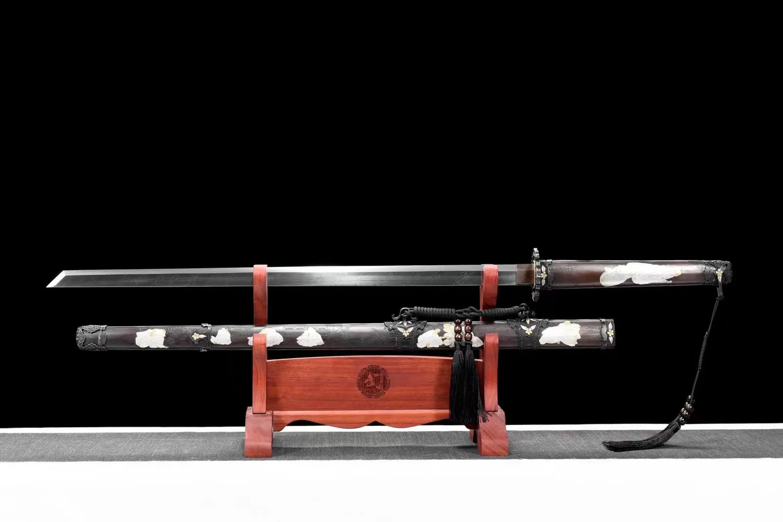 Ninjatō Miyamoto en acier damas, saya peint et cuivre doré, photo de couverture du guide « Ninjatō, Bujinkan et ninjutsu : le sabre droit à l'entraînement »