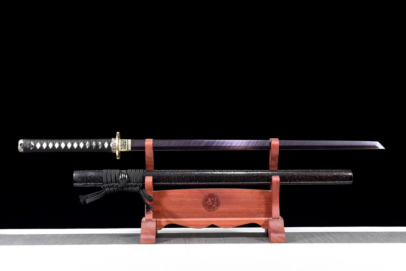 Ninjatō Nami en acier damas, fourreau laqué noir et tsuba cuivre, photo de couverture du guide « Onna bugeisha : les femmes guerrières du Japon féodal »