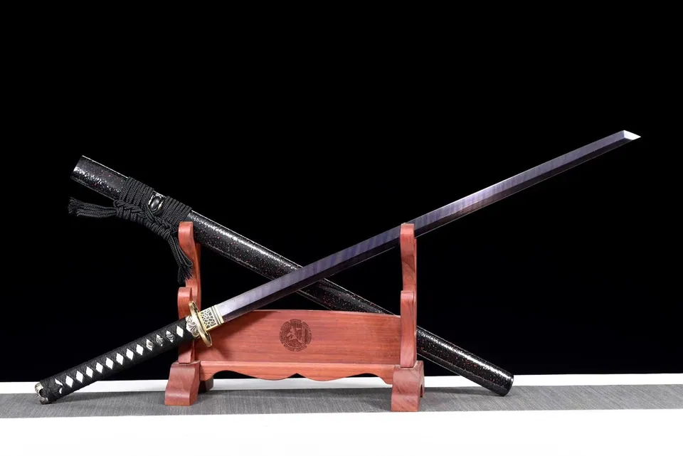 Ninjatō Nami en acier damas, fourreau laqué noir et tsuba cuivre, vue 2