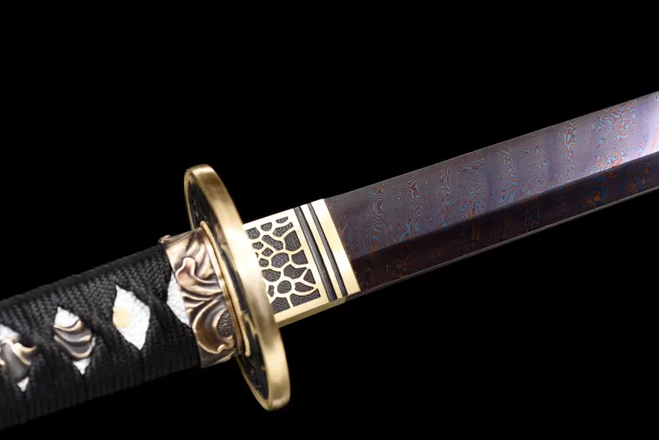 Ninjatō Nami en acier damas, fourreau laqué noir et tsuba cuivre, vue 3