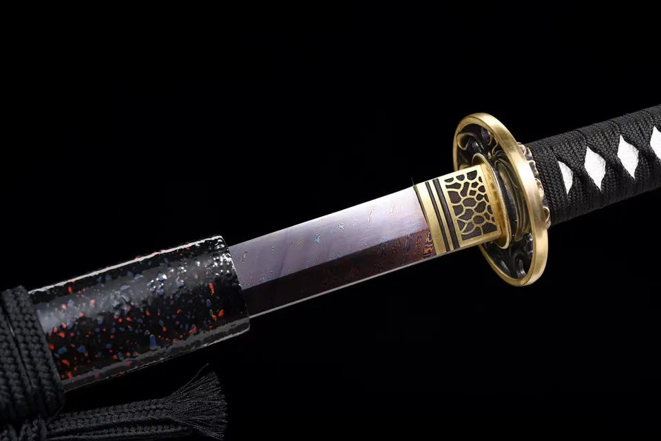 Ninjatō Nami en acier damas, fourreau laqué noir et tsuba cuivre, vue 5
