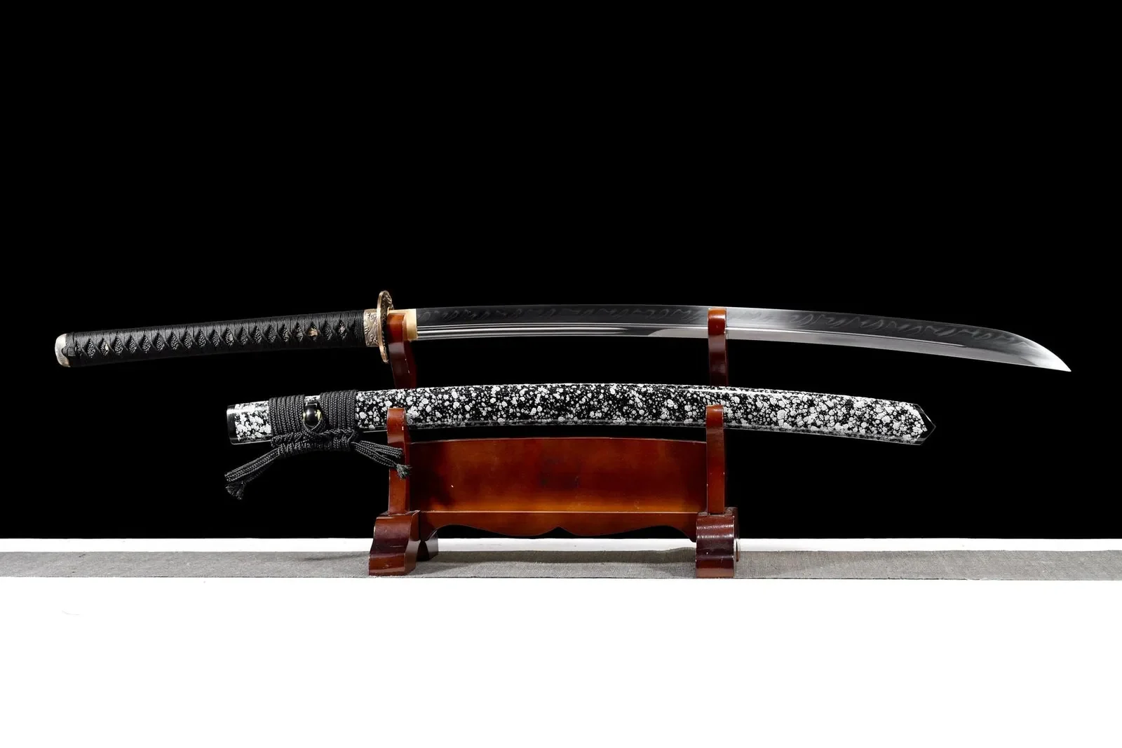 Ōdachi Kurohyou en acier T10, saya noire mouchetée de blanc, photo de couverture du guide « Katana noir : signification, symbolique et entretien d'un sabre sombre »