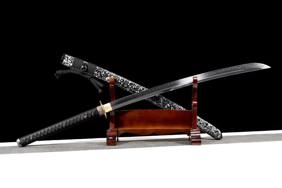 Ōdachi Kurohyou en acier T10, saya noire mouchetée de blanc, vue 2