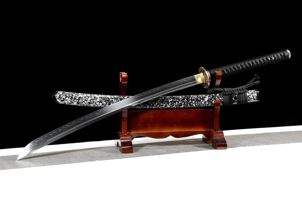 Ōdachi Kurohyou en acier T10, saya noire mouchetée de blanc, vue 3