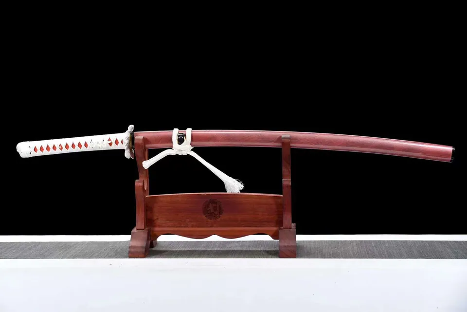 Katana japonais en acier 1060 violet, dragon gravé, saya rouge, vue 2