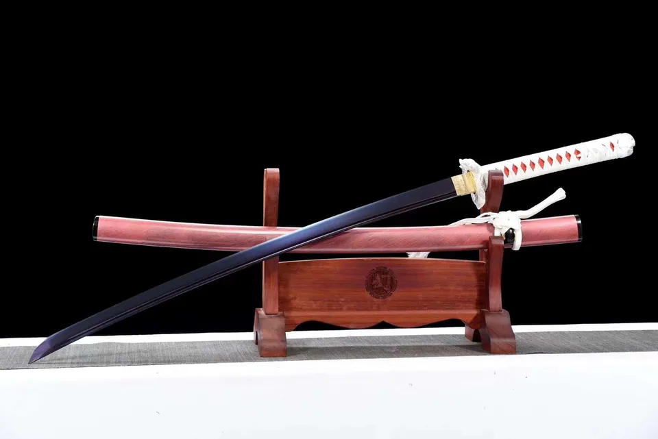 Katana japonais en acier 1060 violet, dragon gravé, saya rouge, vue 3