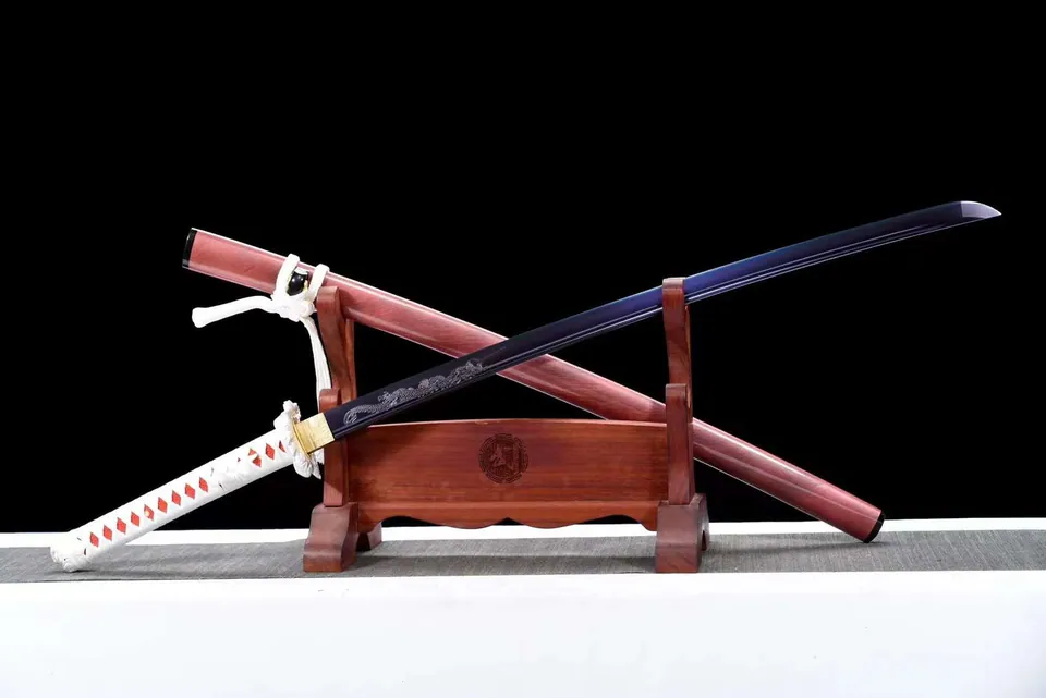 Katana japonais en acier 1060 violet, dragon gravé, saya rouge, vue 4