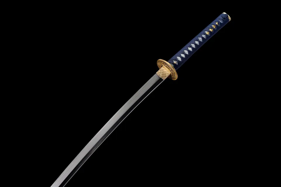 Katana Seiryū en acier T10, saya bleue mouchetée, tsuba dorée, vue 3