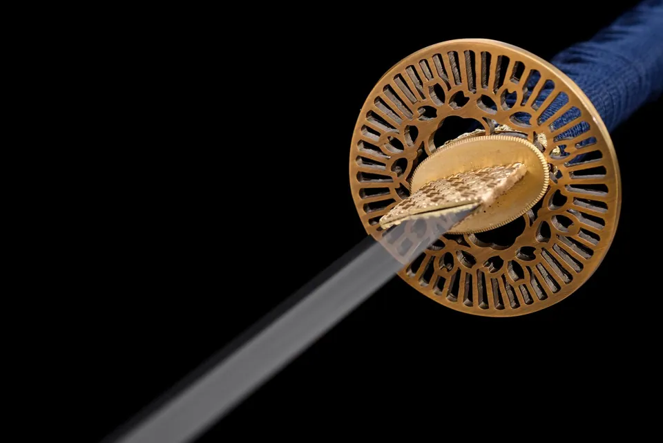 Katana Seiryū en acier T10, saya bleue mouchetée, tsuba dorée, vue 7